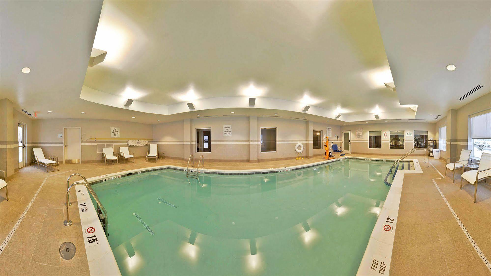 Holiday Inn Express & Suites Utica By Ihg Exteriör bild